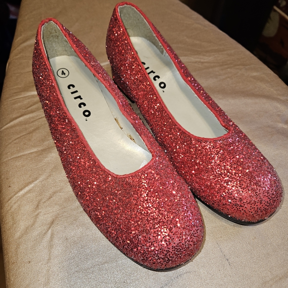 Red glitter shoes. size 4. Circo brand.